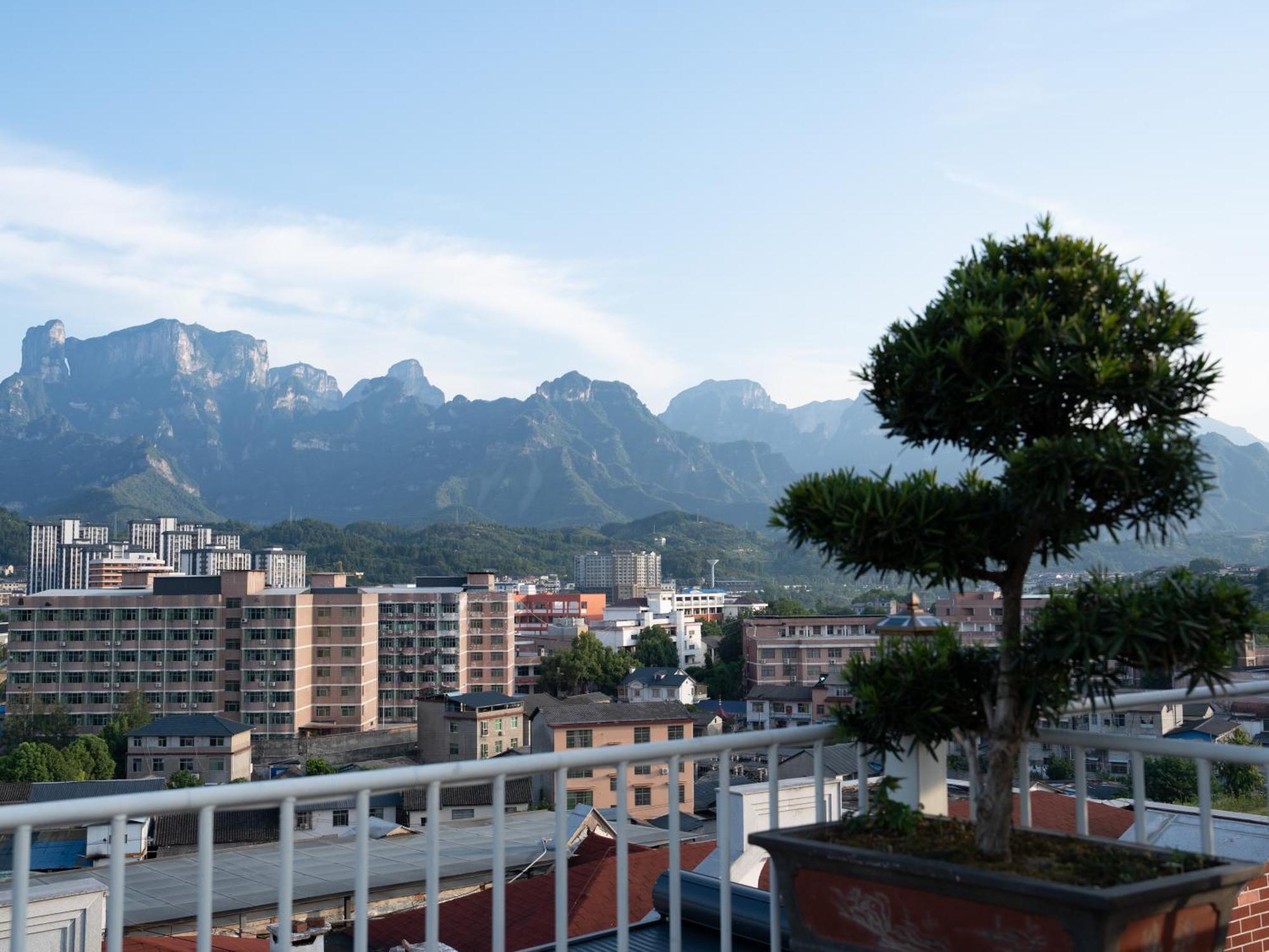 Patio Spring Holiday Inn -- Free Round Trip Pick-Up Service --Panoramic View Of Tianmen Mount Zhangjiajie Exterior foto